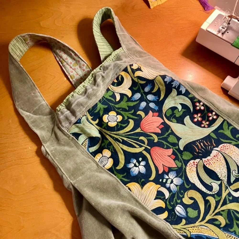 Sage green velveteen crisscross strap romantic fun holiday apron with pockets - Picture 4 of 4